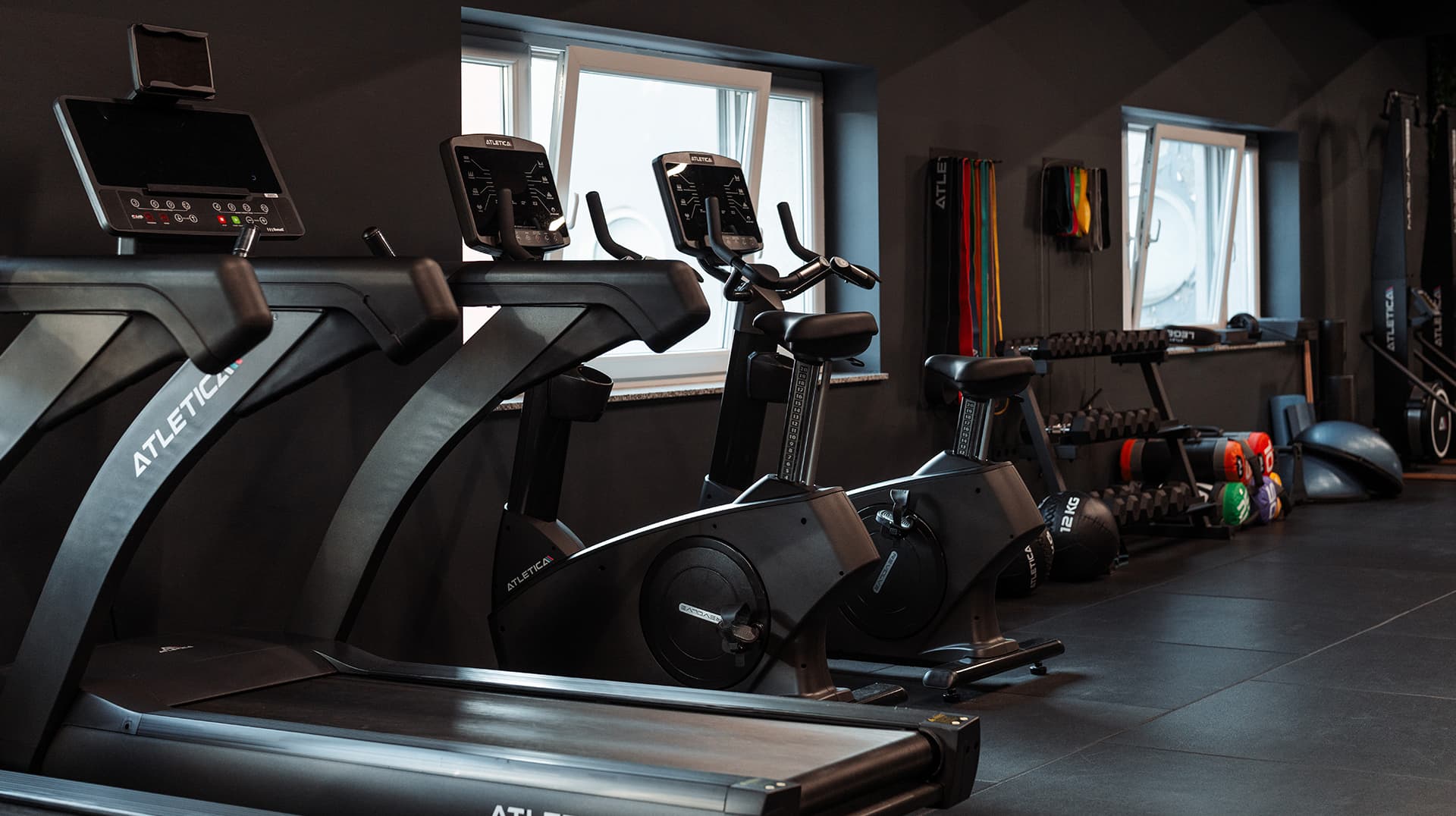 Cardio cona z treadmill napravami in opremo za kondicijski trening v Wamoo gymu